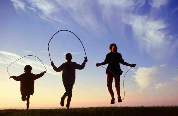 خانم ها ؛ با طناب زدن چربی بسوزانید!