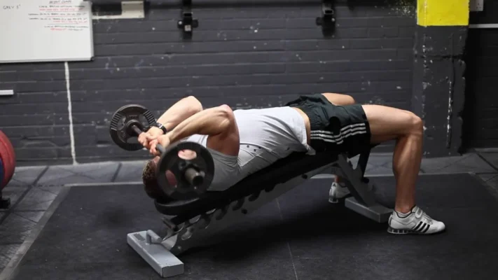 پشت‌بازو هالتر خوابیده روی میز با شیب منفی