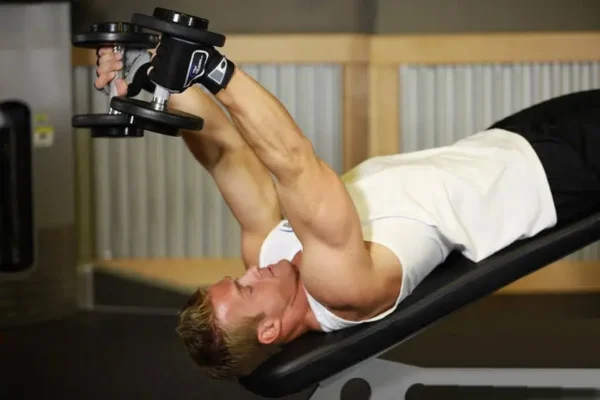 پشت بازو با دمبل بر روی میز زیرسینه