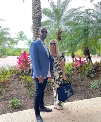 پل دیلت (Paul Dillett)پل دیلت بدنساز معروف به فرانکشتاین «مسابقات جهانی فیتنس و مد زیبایی» (World Beauty Fitness and Fashion Competition) نه تنها فیزیک افراد، بلکه حضور در صحنه، زیبایی و بازاری بودن آنها را نیز قضاوت می کند. برخی از دسته بندی های این مسابقه عبارتند از: بدنسازی حرفه ای مردانه، مدل ماهیچه ای، مدل تناسب اندام، فیگور حرفه ای زنان، مدل تناسب اندام دیوا (Diva Fitness Model) و مدل بیکینی دیوا (Diva Bikini Model). پل دیلت بدنساز معروف به فرانکشتاین دیلت در اوایل سال جاری درخصوص تجربه مرگش برای یک دقیقه در جریان رویداد آرنولد کلاسیک در سال ۱۹۹۴ صحبت کرد و فاش کرد که آن روز نزدیک بود که زندگی خود را از دست بدهد. او در سال ۲۰۲۱ نیز گفته بود که این حادثه تا حدی به دلیل کلسیم زیاد و کمبود منیزیم در بدن او بوده است. او گفت که به خاطر خشک شدن بدنش، پزشکان نمی توانند سوزن را در رگ های او فرو کنند. پل دیلت بدنساز معروف به فرانکشتاین این بدنساز که در آن زمان ۲۹ سال داشت گفت که هنگامی که برای یک دقیقه مرده بود احساس می کرد در یک فضای باز است. او توضیح داد: «حتی نمیدانستم که رفتهام، فقط میدانم که احساس میکردم در یک فضای باز هستم که آبی رنگ به نظر میرسید.» دیلت برای دو دهه دیگر به رقابت ادامه داد، اما گفت که این حادثه در پس ذهنش باقی مانده است. پل دیلت بدنساز معروف به فرانکشتاین پل دیلت در سال ۲۰۲۱ در یک مصاحبه اختصاصی گفت: «کاش مردم می توانستند بدنسازی را در دهه ۹۰ ببینند. ما تا زمانی که انگشتانمان متورم شود امضا می کردیم… هواداران آن روز خیلی سرسخت بودند.» او افزود: «الان به مردم می گویم بدنسازی مرده است، بدنسازی مثل سابق نیست.»