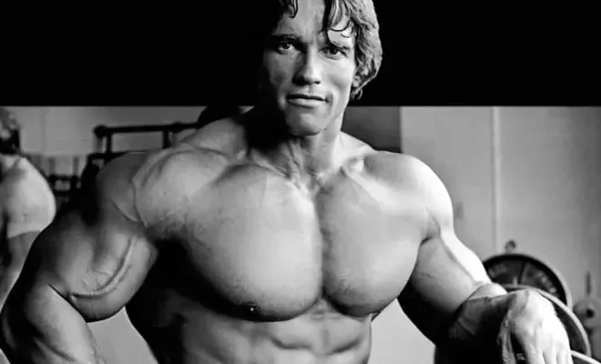 ساختن عضلات سینه بدون هالتر